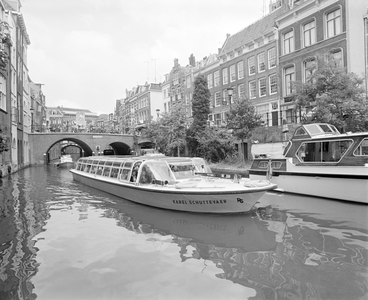 885046 Afbeelding van de rondvaartboot 'Karel Schuttevaer' op de Oudegracht ter hoogte van de Lichte Gaard (rechts) te ...